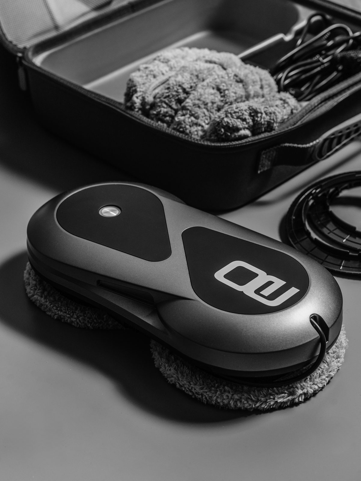 панорамное окно моет робот-мойщик Vollwerk Smart Black без разводов