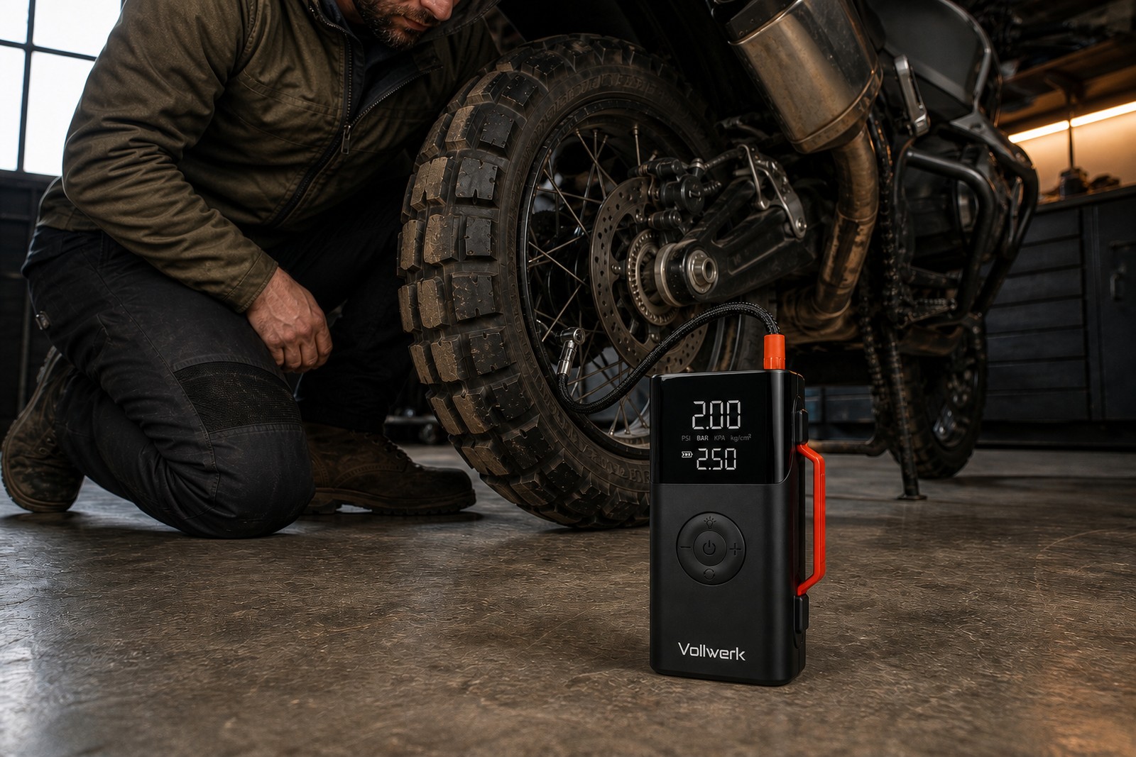 Vollwerk Booster Pro подкачивает шину мотоцикла в гараже