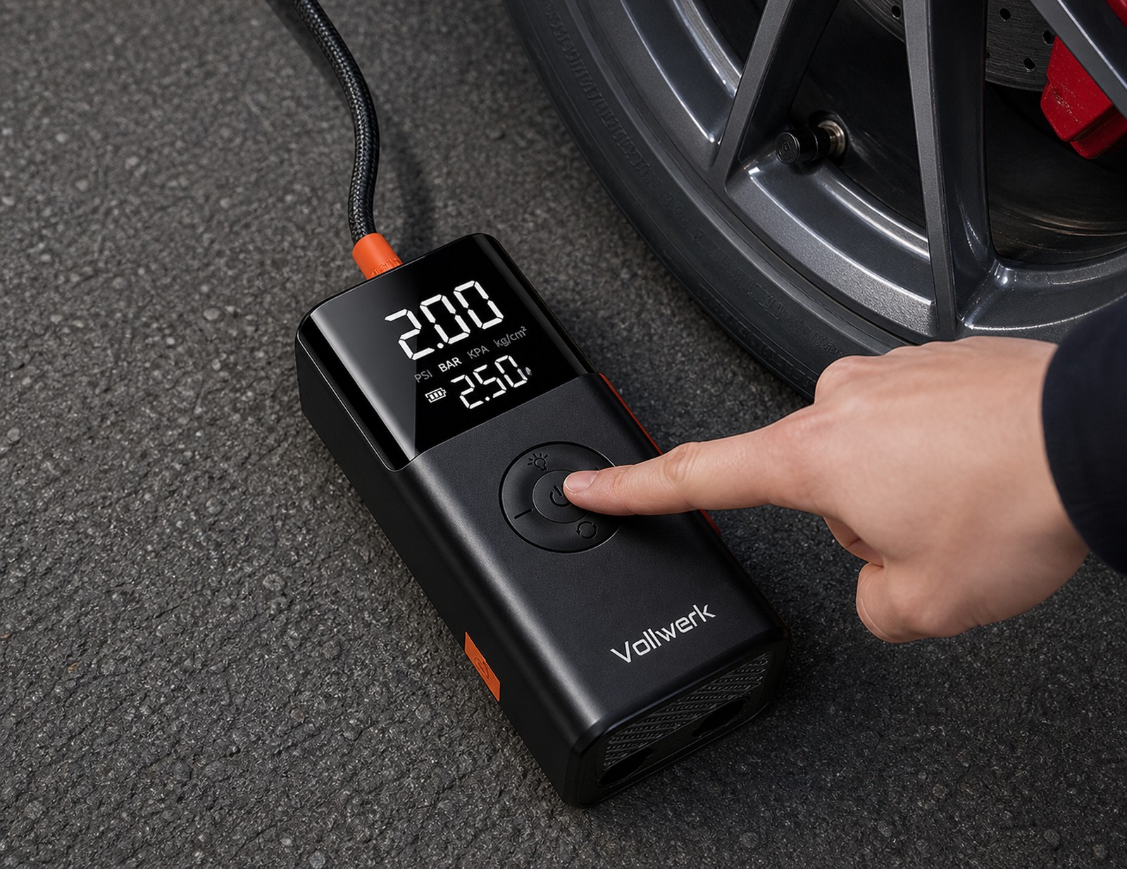 Vollwerk Booster Pro компрессор подкачивает шину автомобиля зимой